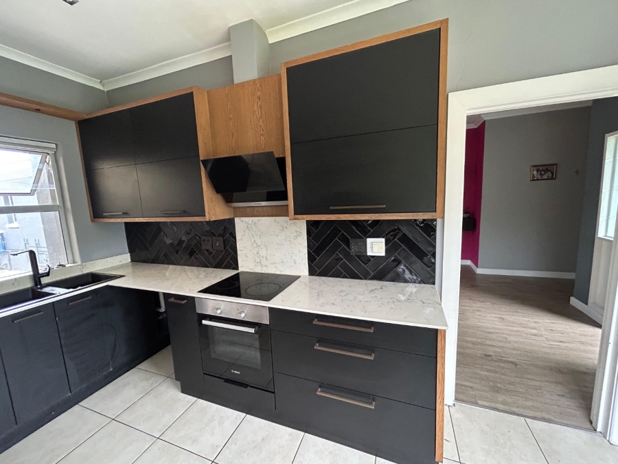 To Let 4 Bedroom Property for Rent in Mill Park Eastern Cape